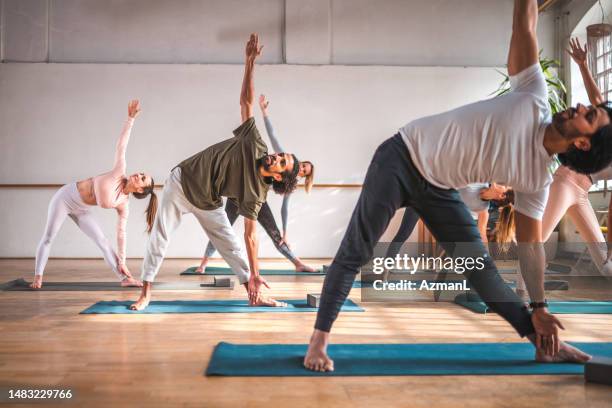 grupo multiétnico de hombres y mujeres en formación de yoga de nivel superior - estera fotografías e imágenes de stock