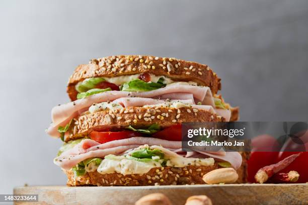sándwiches para el desayuno - deli fotografías e imágenes de stock