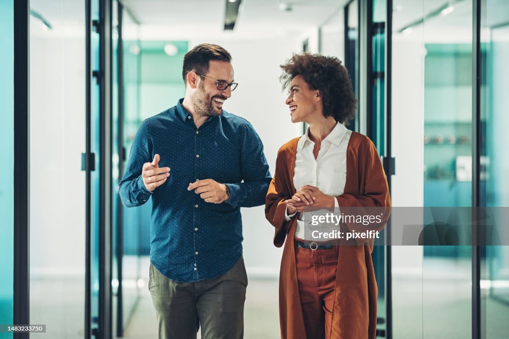 Couple de gens d’affaires marchant ensemble et parlant