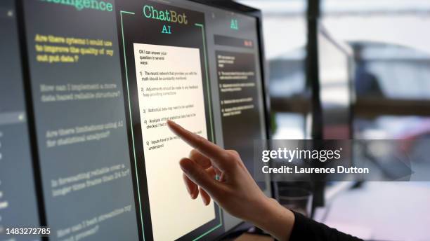 touchscreen mit künstlicher intelligenz - generative ki stock-fotos und bilder