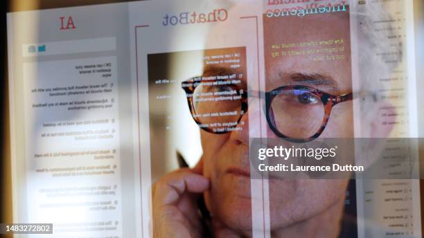 durchsichtiger ki-chatbot - old monitor computer stock-fotos und bilder