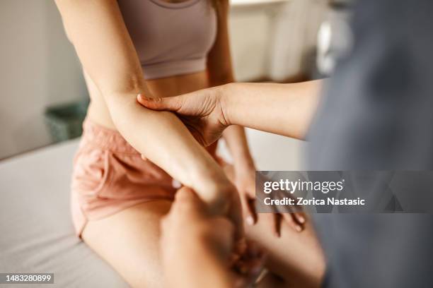 young woman at physical therapy program for pain relief - osteopathie stockfoto's en -beelden