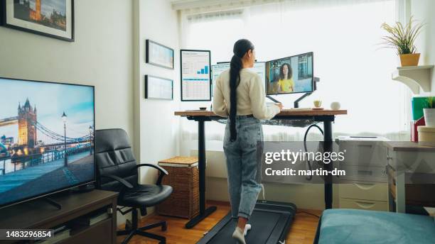 femme au bureau debout au bureau à domicile parlant lors d’un appel vidéo d’affaires - télétravail photos et images de collection