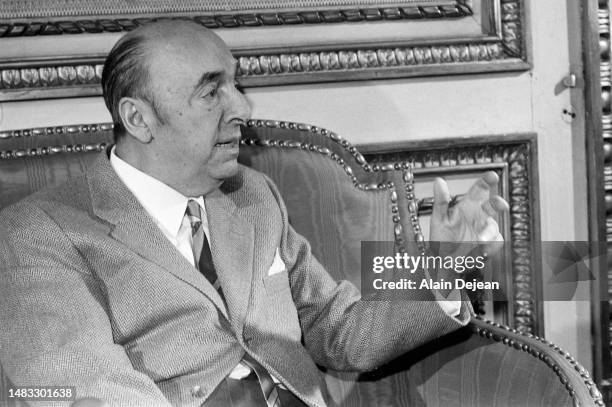 Le poète et homme politique Pablo Neruda lors d'une conférence de presse à l'Ambassade du Chili. Il est le troisième écrivain d'Amérique Latine à...