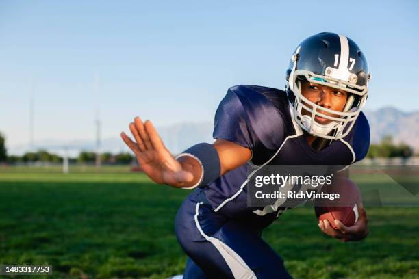 running back de football américain - joueur de football américain photos et images de collection