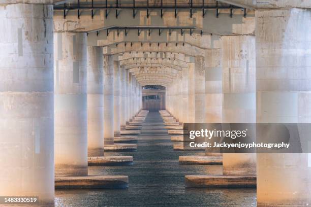 looking through the bridge tunnel in seoul - han river photos et images de collection
