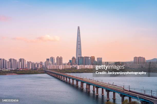 gyeonggi province bridge over river with buildings against sky, south korea - seoul photos et images de collection