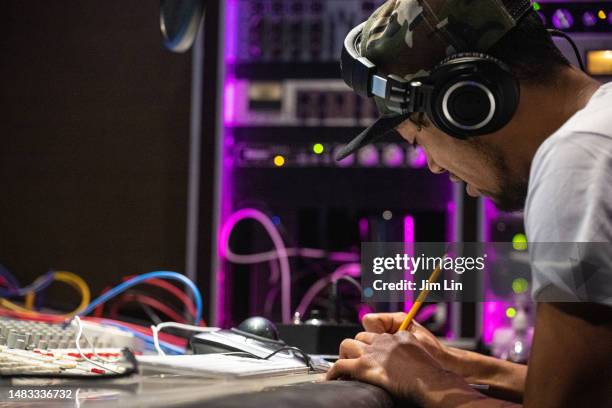 un jeune rappeur néo-zélandais met son idée dans une chanson dans un studio d’enregistrement - matériel-denregistrement photos et images de collection