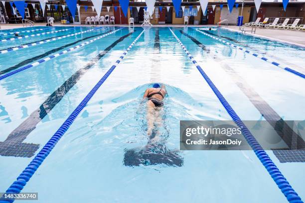 middle aged master's swimmer in pool - zwembadlaan scheidingslijn stockfoto's en -beelden