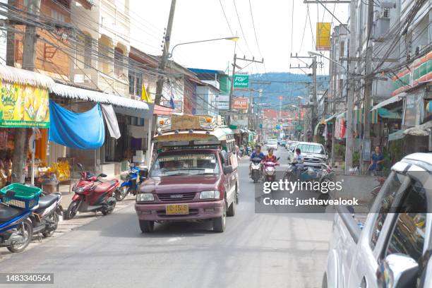 rue avec un peu de circulation sur ko samui - province de surat thani photos et images de collection