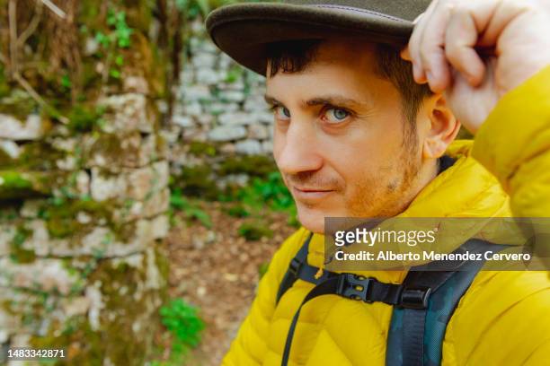traveler, adventurer and hiker man in a natural environment - 38 north stock-fotos und bilder