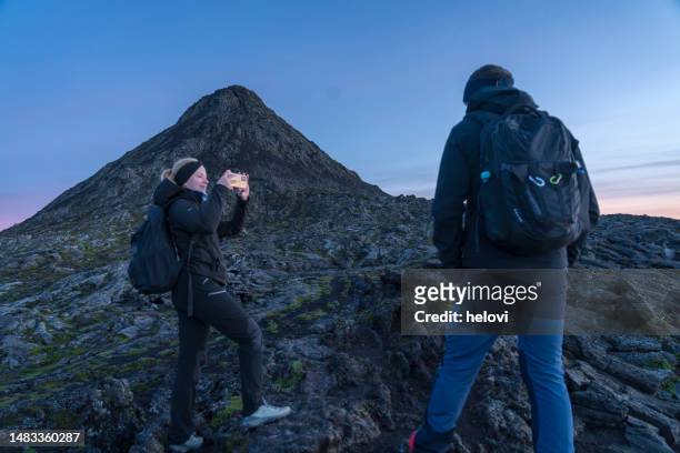 trail at sunrise on the top of volcano mt. pico - pico azoren stockfoto's en -beelden