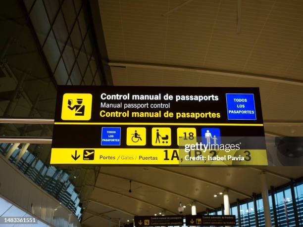 close-up of information board at an airport - zoll und einwanderungskontrolle stock-fotos und bilder