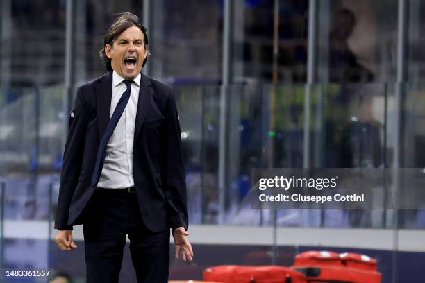 Simone Inzaghi Head coach of FC Internazionale shouts to his players during the UEFA Champions League quarterfinal second leg match between FC...