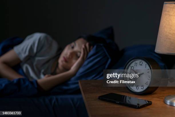 la giovane donna asiatica depressa non riesce a dormire dall'insonnia - insomnia foto e immagini stock