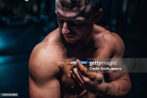 man injecting steroids in shoulder - doping bildbanksfoton och bilder