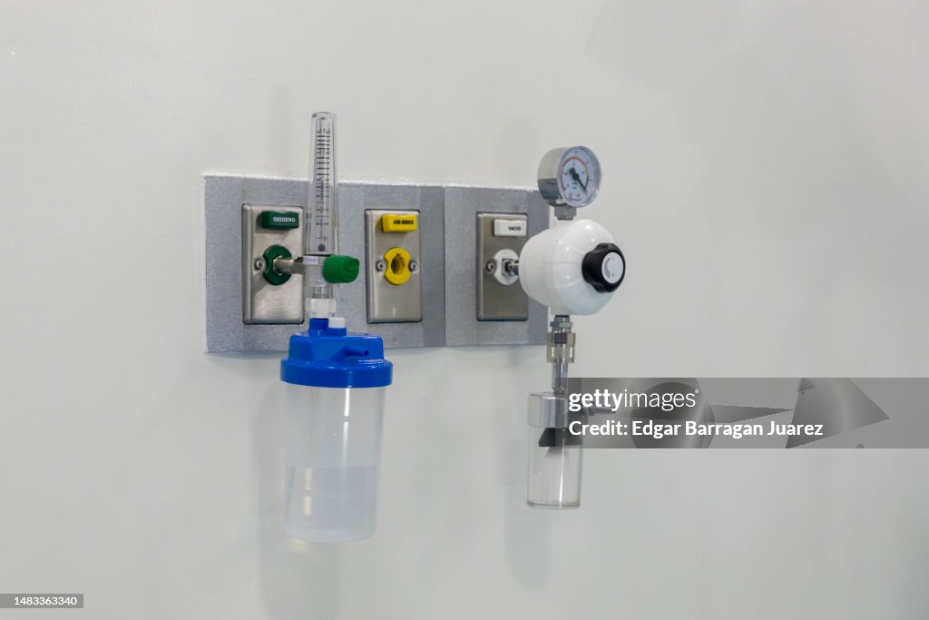Connections for oxygen, medical air and vacuum, on the operating room wall