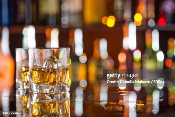 whiskey with ice on bar desk,romania - bourbon whisky stockfoto's en -beelden