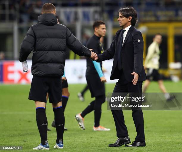 Simone Inzaghi, Head Coach of FC Internazionale, shakes hands with Edin Dzeko after the draw in the UEFA Champions League quarterfinal second leg...