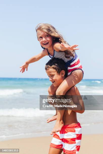 children having fun carrying on shoulder - family summer holiday stock pictures, royalty-free photos & images