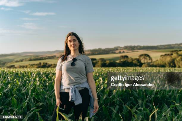 young female farmer in the corn field - rio grande bildbanksfoton och bilder
