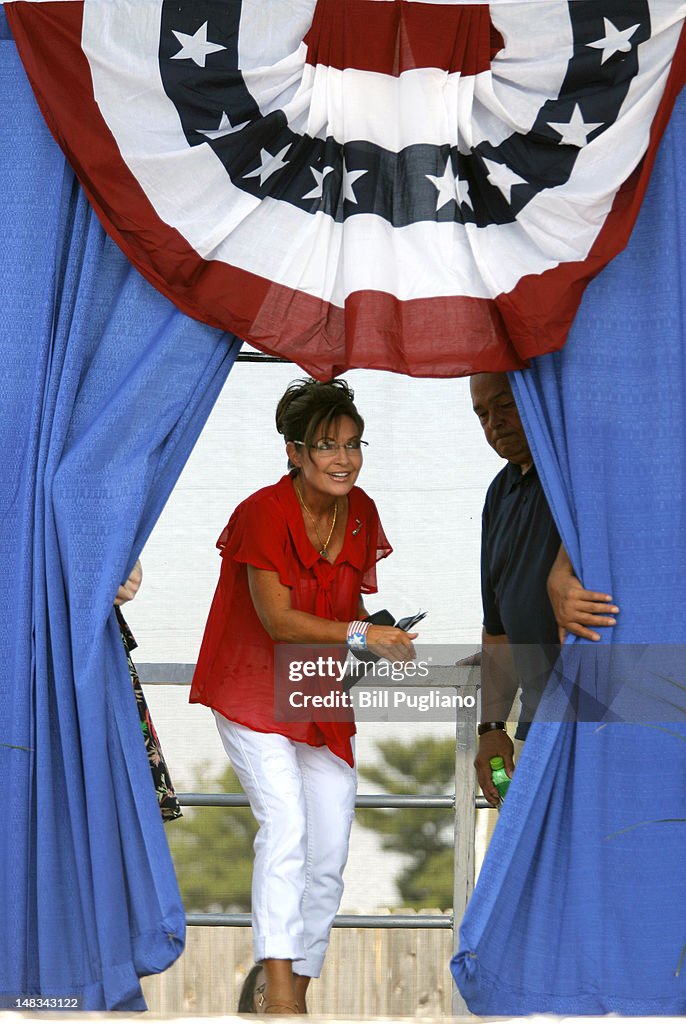 Sarah Palin Speaks At Tea Party Gathering In Michigan