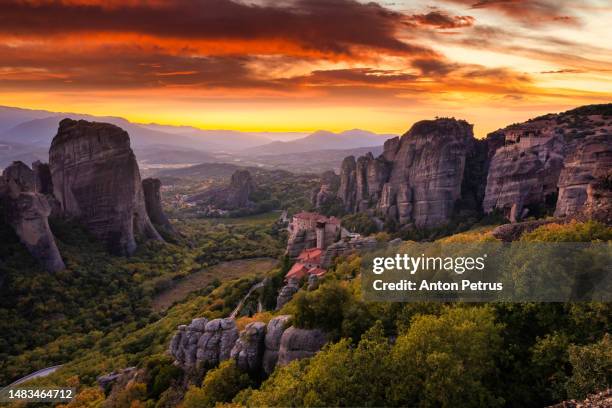 mountain landscape with monastery at meteora at sunset, greece. - convento imagens e fotografias de stock