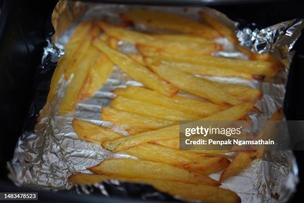 closeup french fries, potato chips yellow crispy fries - freidora fotografías e imágenes de stock