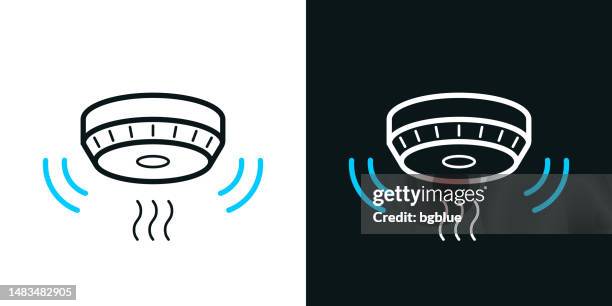 ilustraciones, imágenes clip art, dibujos animados e iconos de stock de detector de humo. icono de línea bicolor sobre fondo blanco o negro - trazo editable - smoke-detector-with-smoke