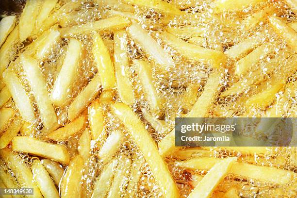 deep frying french fries - deep fried stockfoto's en -beelden