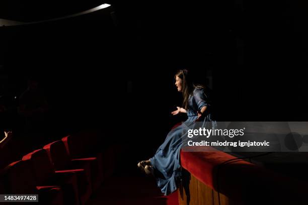 jeune femme trisomique jouant dans un théâtre - art director photos et images de collection