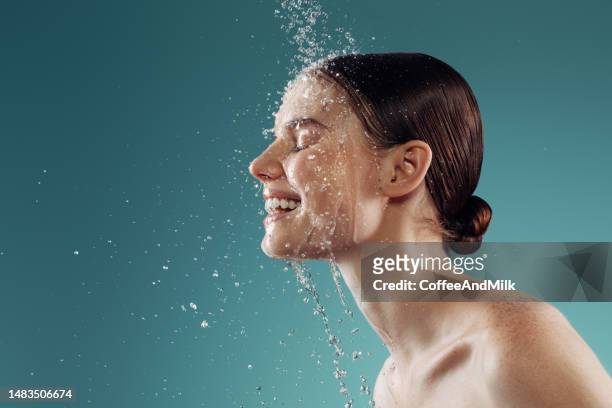 girl washes her face - woman washing face stockfoto's en -beelden