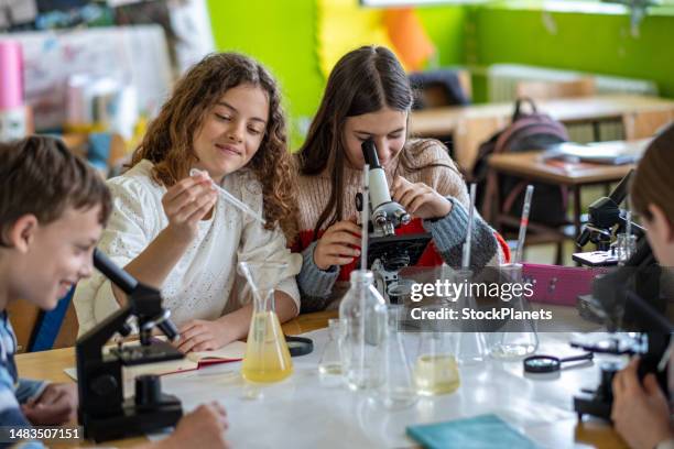 niños haciendo un proyecto juntos en el aula - ciencia y tecnología fotografías e imágenes de stock