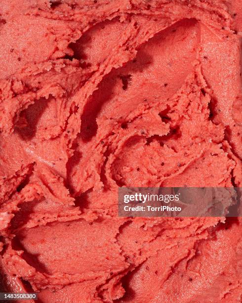 full frame creamy texture background of strawberry sorbet ice cream - sorvete chocolate chip - fotografias e filmes do acervo