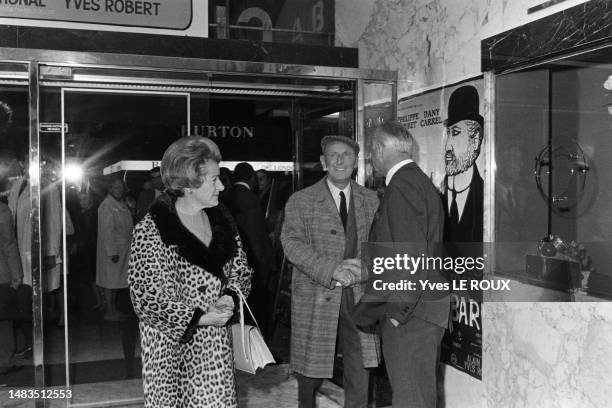 Bourvil et son épouse à la première du film 'Clérambard' à Paris, le 3 octobre 1969.