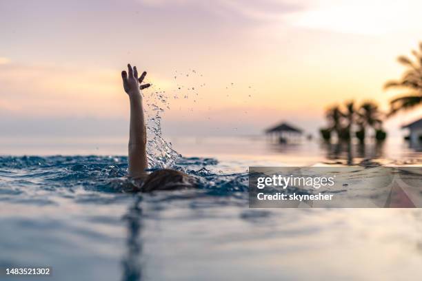 little kid swimming in the infinity pool. - infinity pool stockfoto's en -beelden