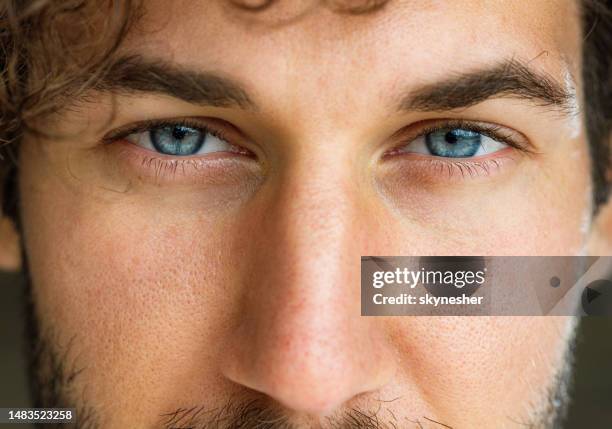 un homme aux yeux bleus. - eye men photos et images de collection