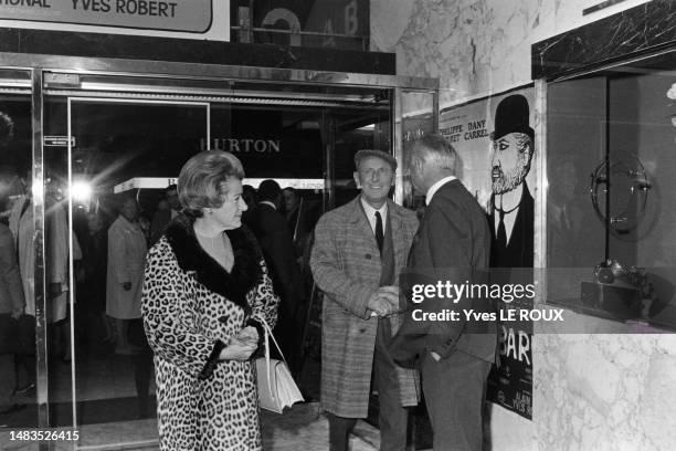 Bourvil et son épouse à la première du film 'Clérambard' à Paris, le 3 octobre 1969.