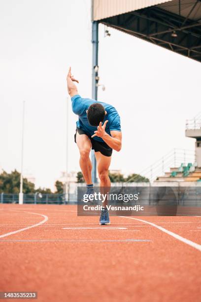 junger mann athlet, leichtathlet - sprint stock-fotos und bilder