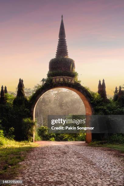 temple gate at khao na nai luang dharma park in the morning. - province de surat thani photos et images de collection