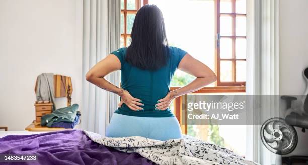 woman waking up in the morning suffering backache - 下背部痛 個照片及圖片檔