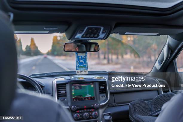 interior do veículo com autorização de estacionamento para deficientes - sia - fotografias e filmes do acervo