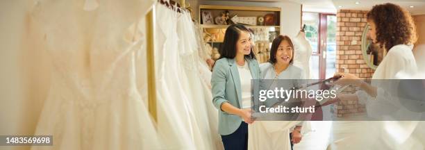 choosing the wedding dress with mum - bridal shop stock pictures, royalty-free photos & images