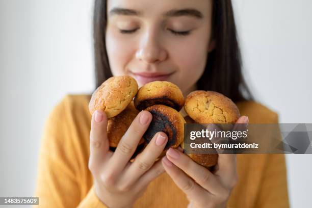 frau essen cookies - gluten free stock-fotos und bilder