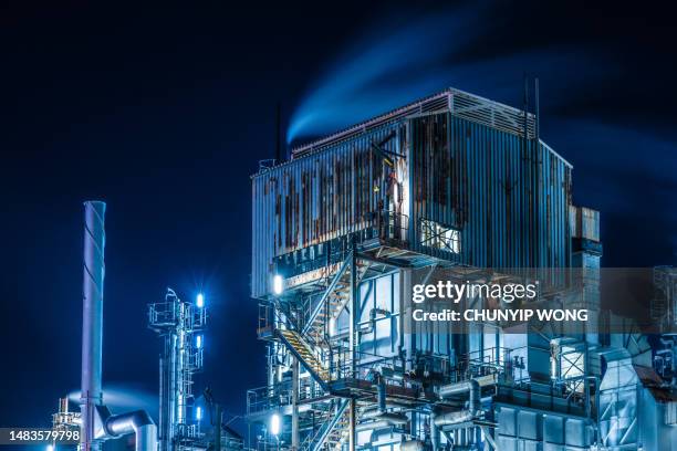 petroquímica planta de refinería de petróleo y gas en la noche - central-eléctrica-a-gas fotografías e imágenes de stock