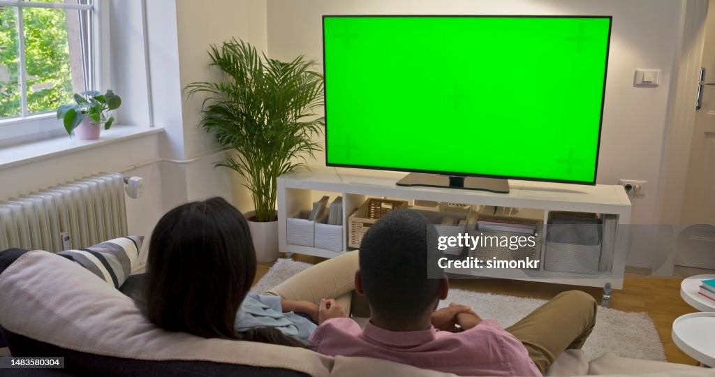 Couple regarder la télévision