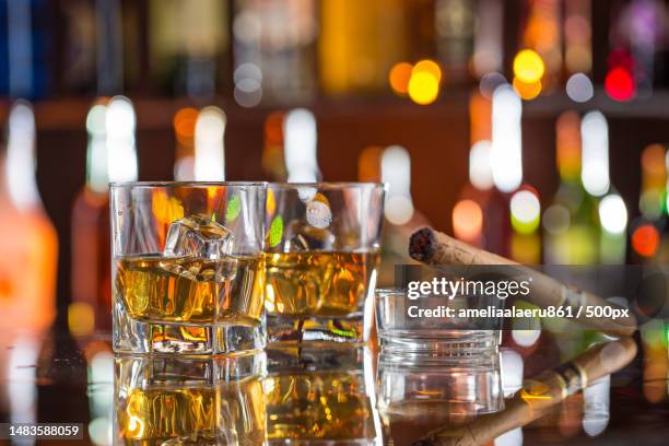 whiskey with ice on bar desk - cognac stockfoto's en -beelden