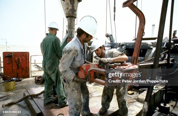 Work Over Rig Workers 579 Work Over Rig Stock Photos, High-Res Pictures, and Images - Getty ...