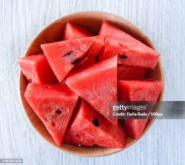 water melon in wood bowl on table - sappig stockfoto's en -beelden