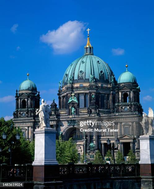 schlossbrucke bridge and berlin cathedral - pont du château photos et images de collection